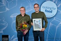 Produktionschef Søren Dalsgaard og teamleder Bjarne Thyrrestrup, Arla Holstebro Mejeri, der vandt i kategorien smør og blandingsprodukter med en LURPAK usaltet smør.