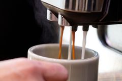 Friskbrygget kaffe, hvor bønnerne males til hver enkelt kop og hvor mælken er frisk, er noget mange medarbejdere sætter pris på.