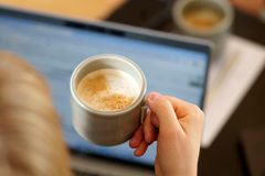 Mange medarbejdere sætter pris på en lækker kop kaffe i løbet af arbejdsdagen.