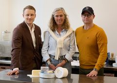 Gourmetprisen-dommerne Rasmus Palsgaard, Helle Brønnum Carlsen og Brian Mark Hansen med årets vinderprodukter i den gastronomiske mejeridyst: Havartiosten Gammelknas, gammeldags kærnet smør fra Aabybro Mejeri, gedesmælksispind med cajeta og kaffe fra Tothavens gårdmejeri, blåskimmelosten Høgelundgaard fra Arla Høgelund Mejeri og cremefraiche 42 pct. fra Søtofte Gårdmejeri.