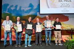 Vinderne af årets IFC priser er fra venstre: Gjesing Mejeri (Nicolaj Miskow og Allan Kristensen), Linköping Mejeri (Kim Nielsen og Thomas Nilsson) og Götene Mejeri (Knut Jung og Fredrik Alnemar). Foto: Tony Brøchner.