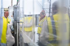 Erhvervsminister Morten Bødskov besøger Royal Unibrew i Faxe