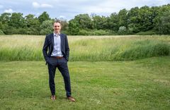 CEO Lars Jensen på grunden, hvor det nye byggeri opføres.