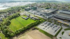 Royal Unibrews hovedkontor som det ser ud i dag. Den nye administrationsbygning opføres på det grønne areal i direkte tilknytning til den eksisterende administrationsbygning, så de to bygninger på sigt udgør ét integreret hovedkontor.