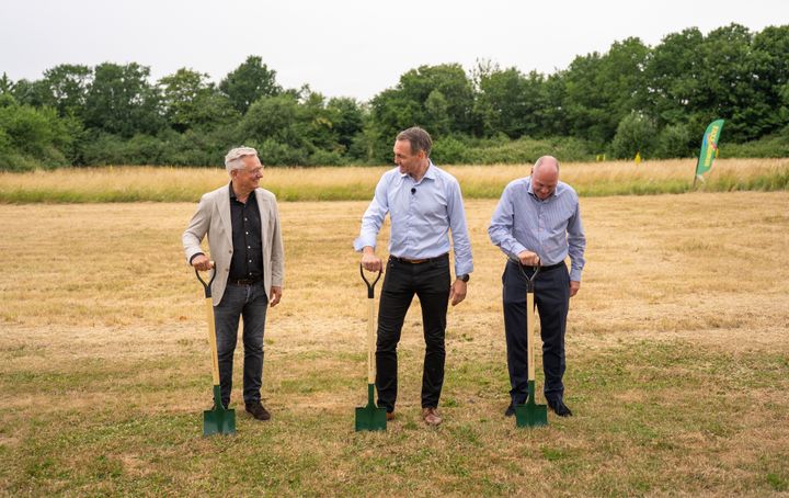 Royal Unibrews administrerende koncerndirektør Lars Jensen tog første spadestik til den nye administrationsbygning sammen med administrerende direktør i Hoffmann A/S, Torben Bjørk Nielsen (venstre), og Faxe kommunes kommunaldirektør, Holger Spangsberg Kristiansen (højre).