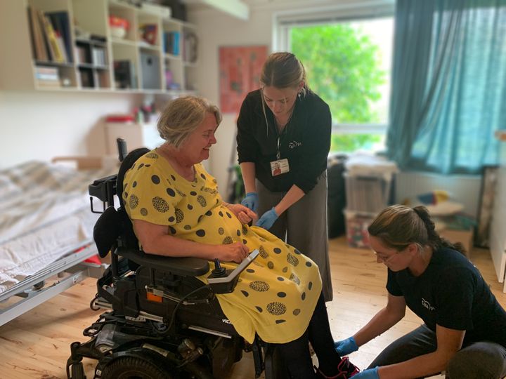 I Hørsholm Kommune kan de ældre vælge både kommunen eller den private leverandør Cura Pleje til rengøring, omsorg og sundhedsopgaver. Med ældrelovens indførelse til sommer er kommunen og Cura Pleje derfor rykket helt tæt sammen for at kunne levere pleje, så alle borgere får lige muligheder. Foto: Cura Pleje