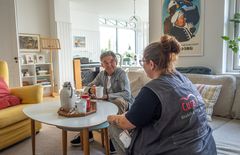 I Hørsholm Kommune kan de ældre vælge både kommunen eller den private leverandør Cura Pleje til rengøring, omsorg og sundhedsopgaver. Med ældrelovens indførelse til sommer er kommunen og Cura Pleje derfor rykket helt tæt sammen for at kunne levere pleje så alle borgere får lige muligheder. Foto: Cura Pleje