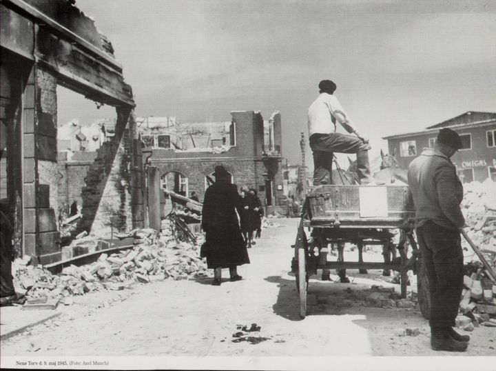 Torvet i Nexø den 9. maj 1945. Fotograf Alex Munch / Allinge-Sandvig Byforening