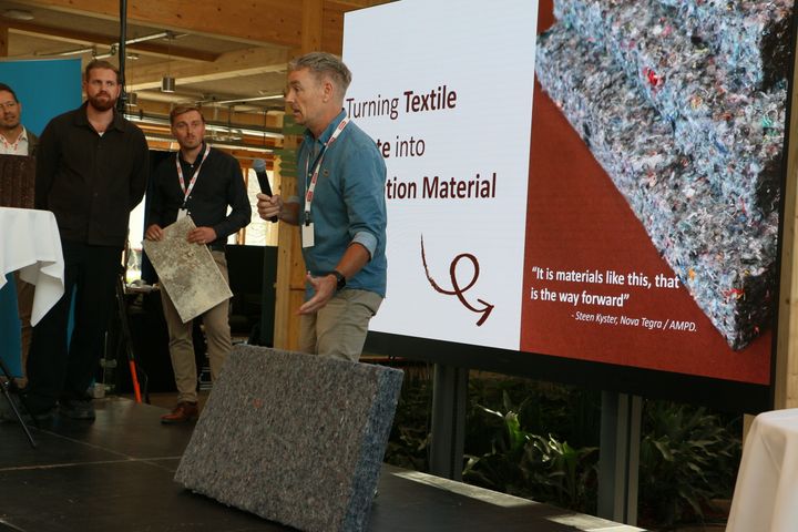 Thomas Aspen CPO i Insutex pitcher deres produkt på scenen til MADE Årsdag.