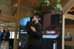Frederik Ankjær pitcher re-claim's produkt på scenen til MADE Årsdag.