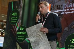 John Strunge fra Naturpladen pitcher produkt på scenen til MADE Årsdag.