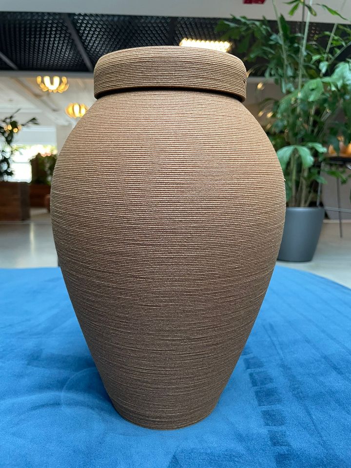 Nuterials anvender valnøddeskaller til at fremstille bionedbrydelige produkter, som f.eks. urner