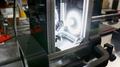 Her ses et AI Vision-system, der befinder sig i en stort boks, som via en slæde kan trækkes frem og tilbage på en skinne. Via et hul i boksen kan man trække slæden over røret.