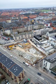 Fra luften: byggegrunden på Frederiksborgvej 59 med AKF’s hovedkontor i baggrunden.