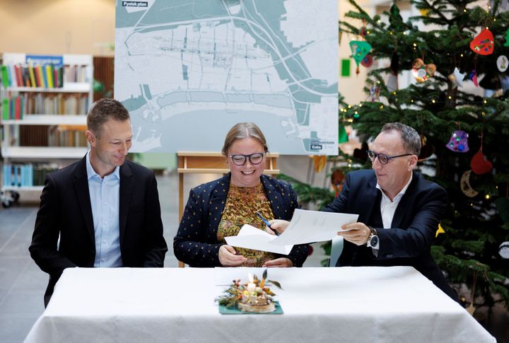 De tre underskrivere: Maja Højgaard, borgmester i Brøndby Kommune , Torbjørn Lange, Head of Real Estate & Infrastructure i Sampension, og Ino Dimsits, adm. direktør i AKF.