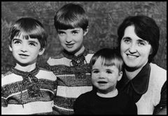 Noel, Paul og Liam sammen med deres mor, Peggy, i de tidlige 1970'ere
