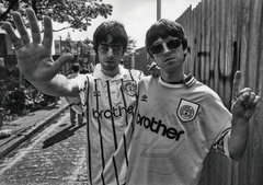 Gallagherbrødrene i Manchester City-trøjer, 1994