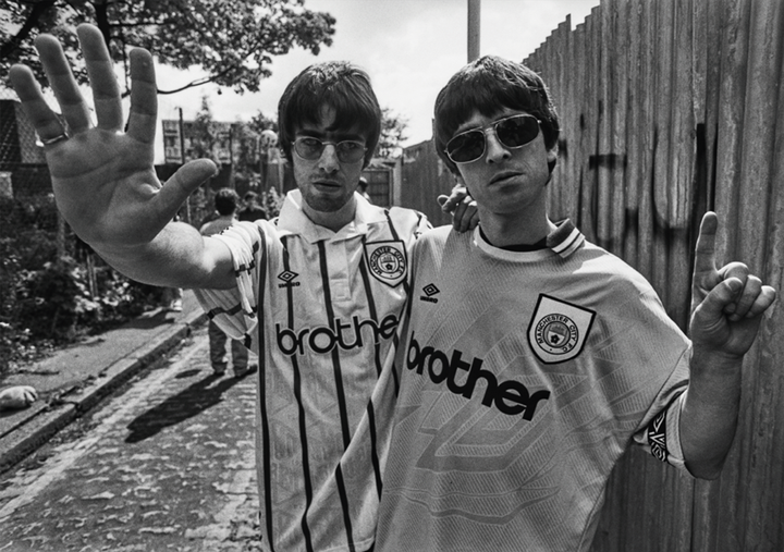 Gallagherbrødrene i Manchester City-trøjer, 1994