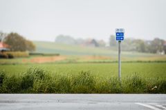 Krydspunkt skilt foran grønne marker