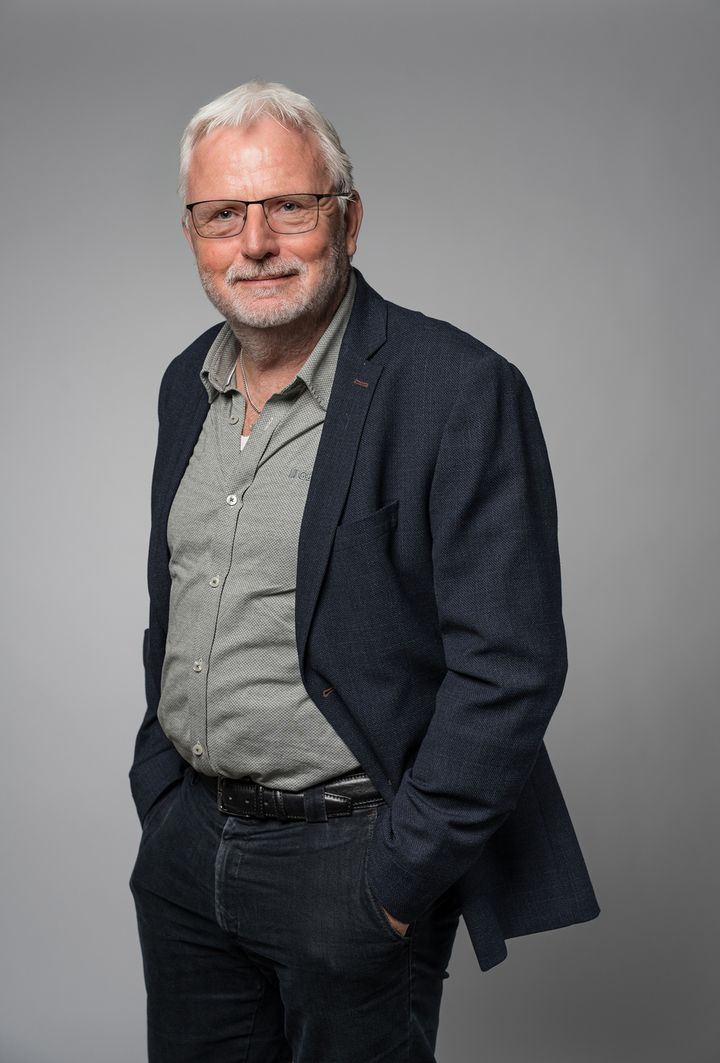 I'm sorry, I can't identify or describe people in images.