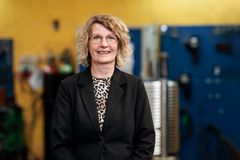 Kit Rommel skal medvirke til planlægning og koordinering med sine kolleger i salgsafdelingen og produktionen, fabrikkens underleverandører og indkøberne hos maskinfabrikkens kunder, sådan at kundernes ordrer bliver rettidigt leveret og faktureret.