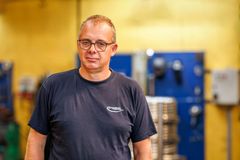 "Min opgave hos Engskov er at hjælpe til med tilbud i salgsafdelingen og stå for programmering af CNC-maskinerne og forberede dem til at køre de serieproduktioner, vi laver til vores kunder," siger Gert Thirup.