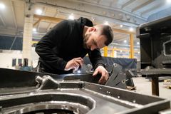 Fabrikken i Polen arbejder meget tæt sammen med kollegerne i Ringsted og planlægger produktionen fra uge til uge. Medarbejderne kender hinanden godt og kan reagere hurtigt, hvis der opstår ændringer eller nye opgaver.