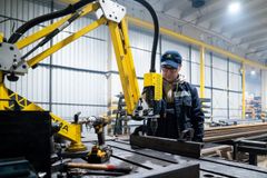 En stor del af Engskov Maskinfabriks samlede svejsetimer udføres her, mens bearbejdning, montage og øvrige processer sker hos Engskov i Ringsted og med faste, certificerede samarbejdspartnere.