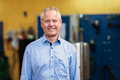 "Det er min erfaring, at polske svejsere er både dygtige og arbejdsomme. Og med en polsk ledelse har vi helt fra begyndelsen i 2007 skabt en produktion, hvor ansvar, kvalitet og effektivitet går hånd i hånd," siger adm. dir. Jes Gravesen, Engskov Maskinfabrik A/S.