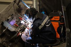 Efter den seneste flytning har J&J Steel nu 1.800 kvadratmeter oplagsplads og knap 3.000 kvadratmeter produktion under tag med 26 svejsestationer.