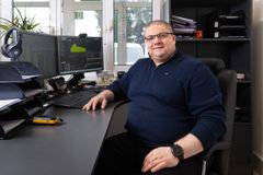 ”Vi arbejder meget tæt sammen med kollegerne i Ringsted og planlægger produktionen fra uge til uge. Vi kender hinanden godt og kan reagere hurtigt, hvis der opstår ændringer eller nye opgaver,” siger Production Manager Mariusz Kocak, J&J Steel.