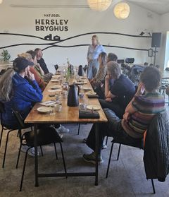 Kickoff møde hos Herlev Bryghus. Her er det direktør for Roskilde Dyrskue Camilla Dupont, som fortæller om projektet til producenterne.