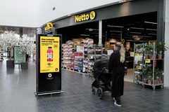 I en ny og innovativ tilgang til bekæmpelse af madspild, præsenterer Netto nu et banebrydende initiativ, der bringer datovarer ud i bybilledet.
