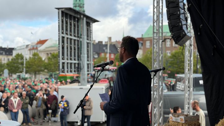 Trods kritik fra landbruget og følgeerhverv, er L5 Gødskningsloven nu vedtaget. På billedet ses formand i Bæredygtigt Landbrug, Niels Hauge Mikkelsen, der holder tale ved demonstrationen på Christiansborg Slotsplads.
