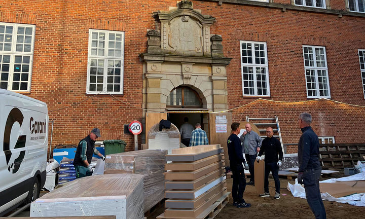 Indflytning i Museum Wibergis begynder. Paller med scenografi og specialbyggede montrer ankommer til den tidligere Vestre Landsret i Viborg, som Viborg Museum nu har fået delvis overdraget af Viborg Kommune. To personer ses i færd med at flytte scenografi ind i den historiske bygning.