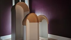 Scenografi elementer til en kommende udstilling på Museum Wibergis. De står klar til at blive installeret i de historiske rammer.