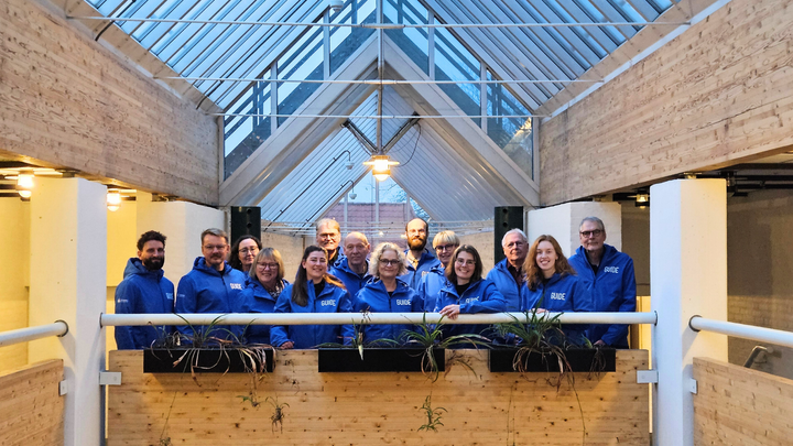 Gruppefoto af Viborg Museums nye guideteam i blå jakker.