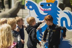 Børn leder an i nye traditioner for grundlovsfester i hele landet.