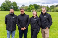 Fra venstre: Tahir Siddique, Theis Fonseca Holmene, Benedicte Bernhardis og Martin Dommerby. Den aktive løve og serieiværksætter Tahir Siddique samt forretningsmand Martin Dommerby træder ind i Proff Turf – og udfordrer de tidligere løver i kampen om Danmarks smukkeste græsplæner.