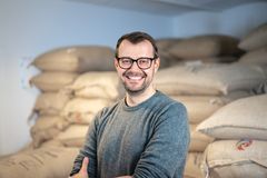 Lars Frello stiftede CleverCoffee i 2014 i sin garage i Viby. I dag leverer de kaffeløsninger til både private, og til virksomheder som ISS, Jespers Torvekøkken samt nogle af landets største banker og rådgivningsvirksomheder.