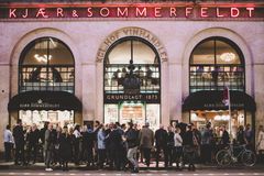 Selvom Kjær & Sommerfeldt har over 150 års tradition bag sig og ikoniske fysiske butikker, har virksomheden i dag forvandlet sig til en moderne og digitalt funderet organisation.