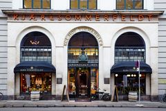 Selvom Kjær & Sommerfeldt har over 150 års tradition bag sig og ikoniske fysiske butikker, har virksomheden i dag forvandlet sig til en moderne og digitalt funderet organisation.