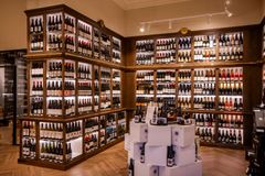 Danmarks ældste vinhandel, Kjær & Sommerfeldt, har vundet den prestigefyldte German Design Award 2026 i kategorien "Excellent Architecture – Interior Architecture Public" for deres butik i Odense.