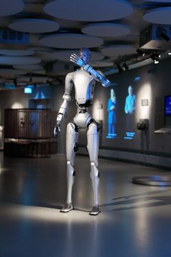 I december bliver to robotter til tre i Planetarium