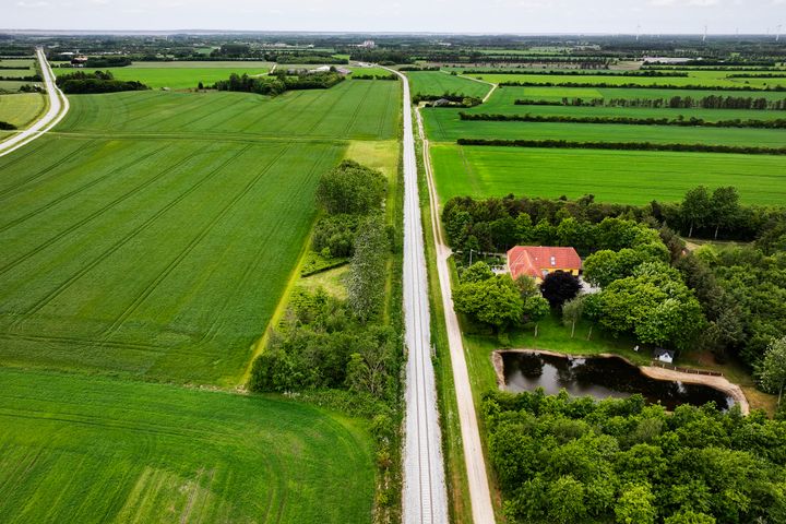 Mellem Skjern og Holstebro har dele af strækningen fået udskiftet sporkasse, sveller, ballast og skinner.