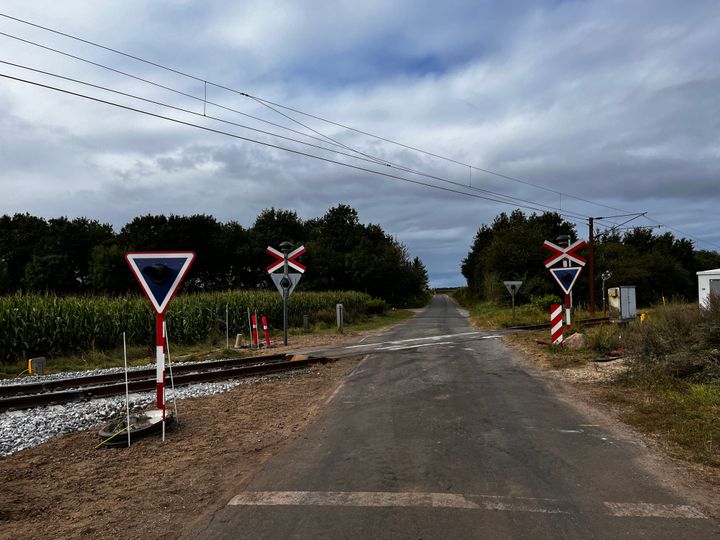 Når togene genoptager trafikken på jernbanen mellem Tinglev og Sønderborg, så sætter de hastigheden ned til 70 kilometer i timen, når de kører gennem de seks overkørsler, der er udstyret med advarselsanlæg, men ikke har bomme.