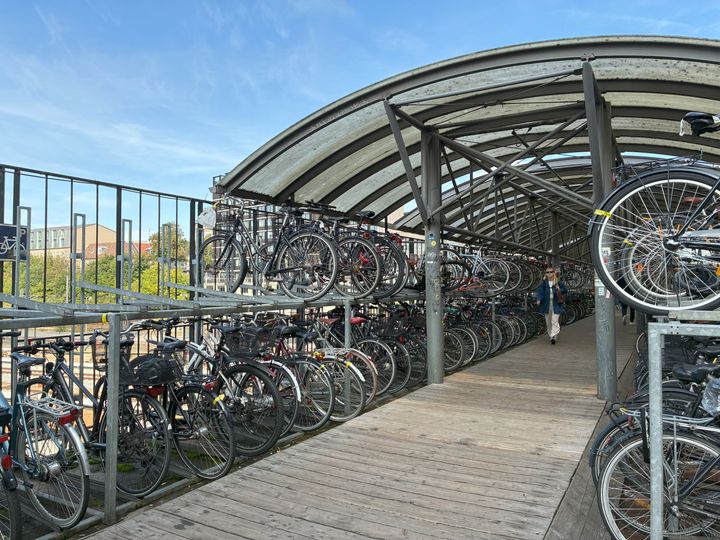 Bruuns Bro i Aarhus med cykelparkering.
