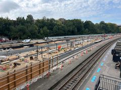 Sporene 4-7 har været pillet helt væk, og spritnye spor og sveller er lagt. Arbejdet med et helt nyt spor 8, der skal øge kapaciteten i Aarhus, er også nået langt.