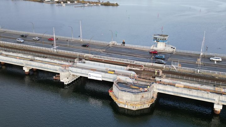 To jernbanebroer over Guldborg Sund