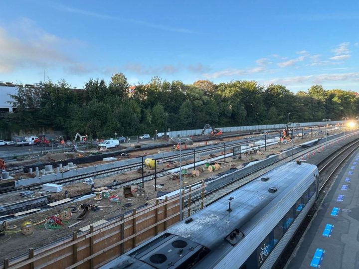 Sporene 4-7 har været pillet helt væk, og spritnye spor og sveller er lagt. Arbejdet med et helt nyt spor 8, der skal øge kapaciteten i Aarhus, er også nået langt.